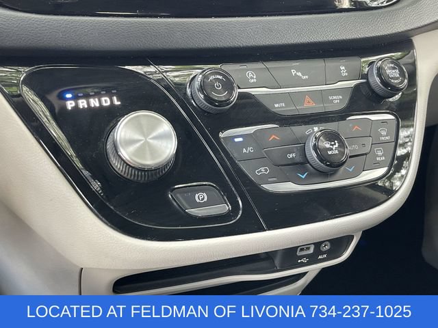 Used 2018 Chrysler Pacifica Touring-L w/ Premium Audio Group FWD image 17