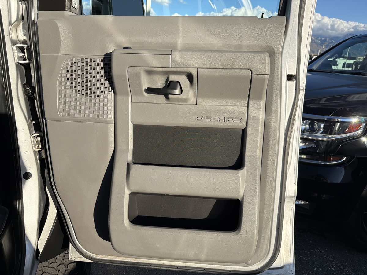 Used 2010 Ford E-350 and Econoline 350 Super Duty image 17