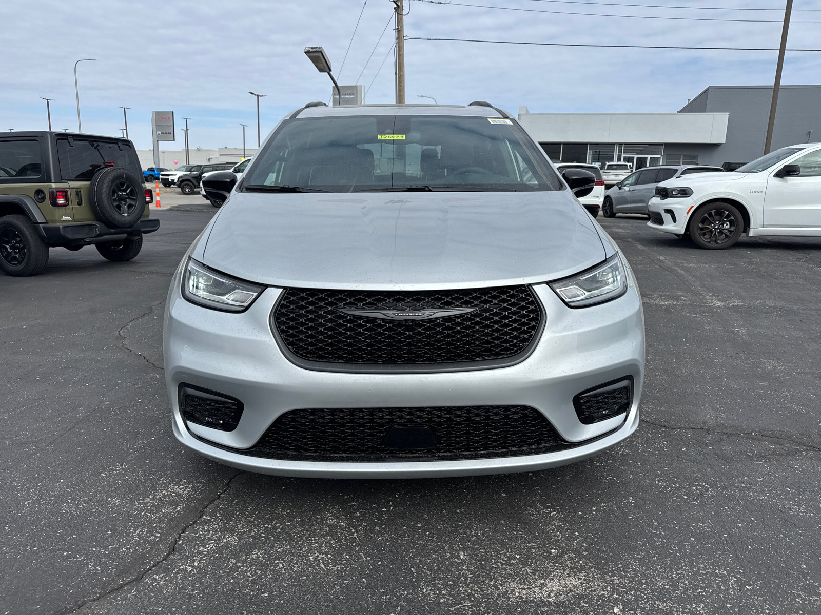 New 2026 Chrysler Pacifica Limited w/ S Appearance Package FWD image 2