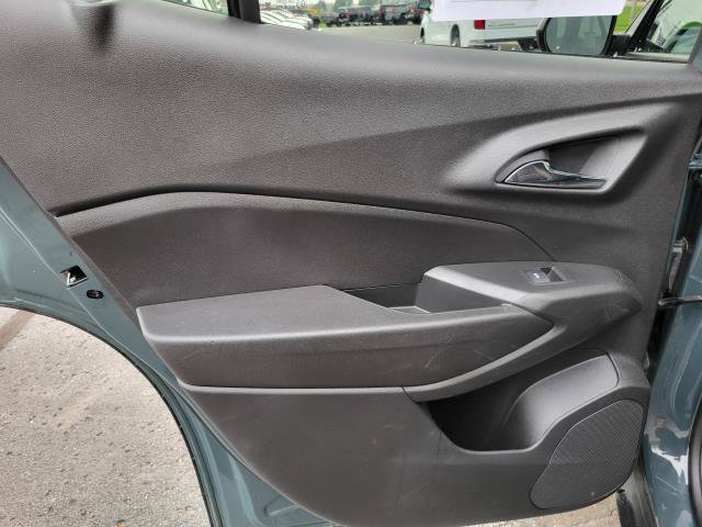 Used 2025 Chevrolet Trax LT FWD image 24