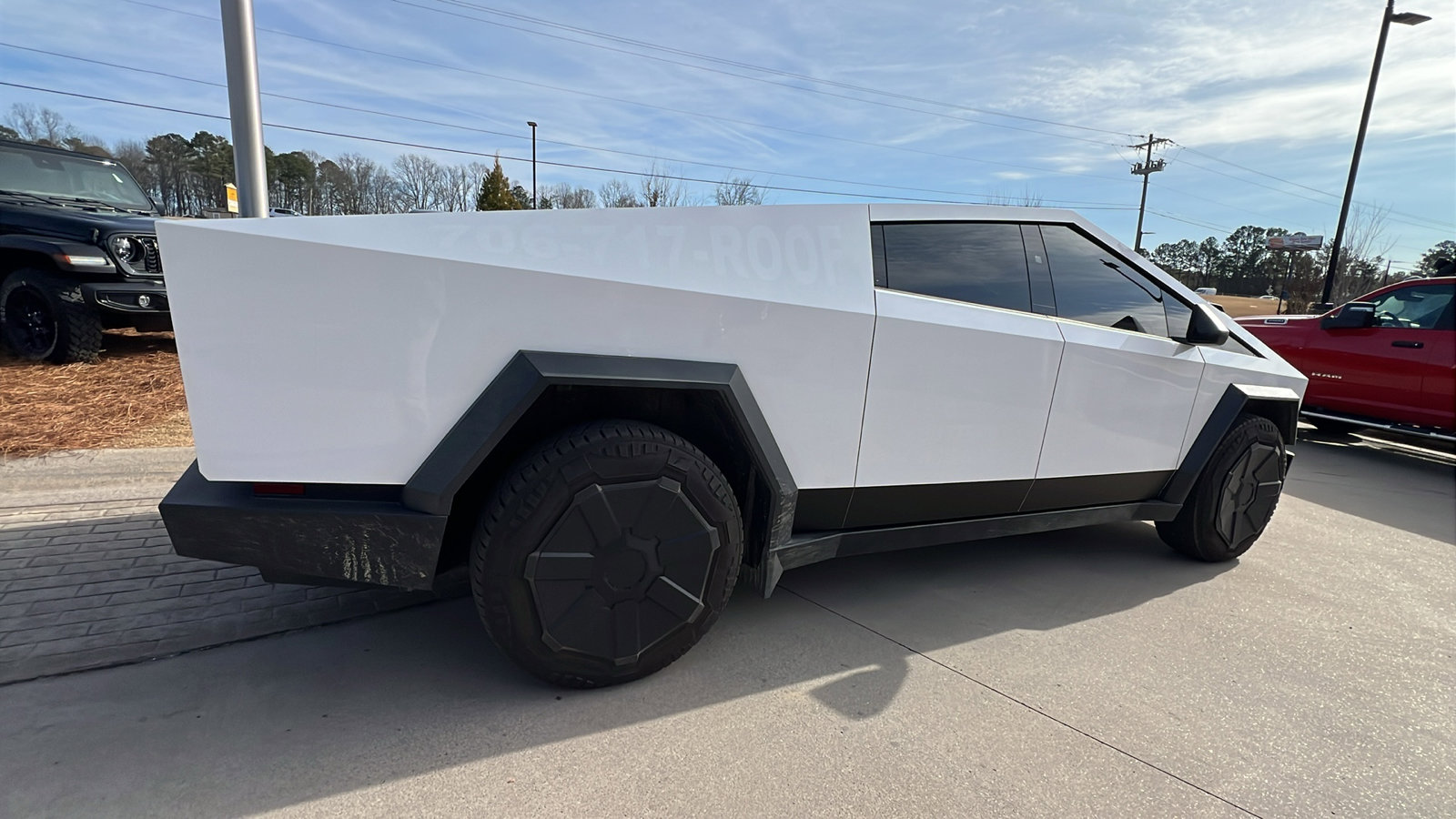 Used 2025 Tesla Cybertruck AWD Crew Cab image 8