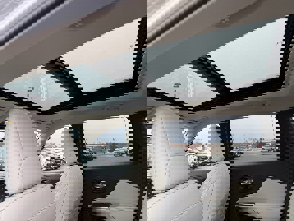 Used 2018 Jeep Cherokee Overland w/ Technology Group image 15