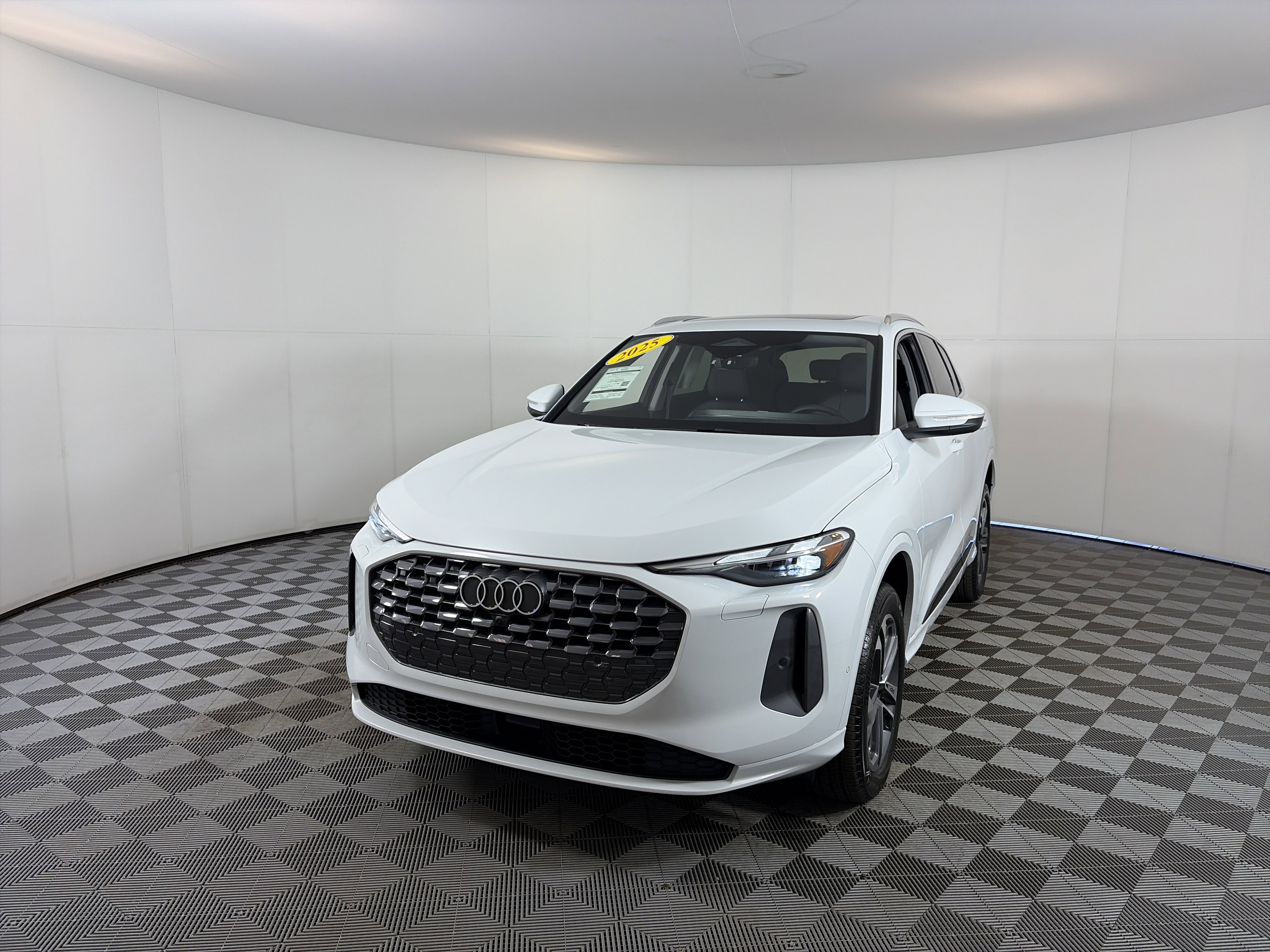 Used 2025 Audi Q5 Premium w/ Convenience Package image 2