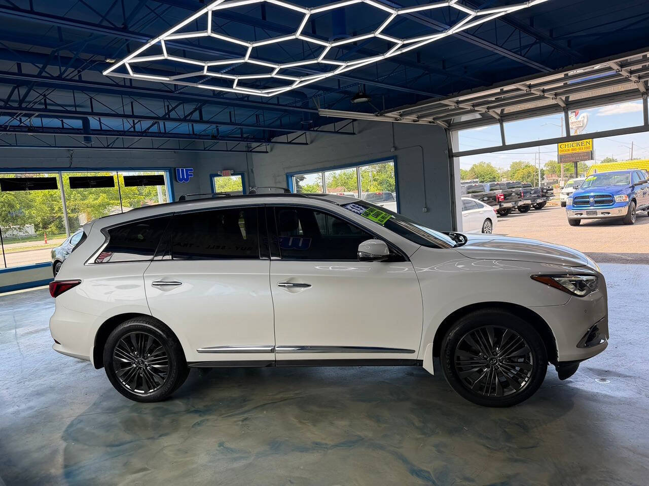 Used 2019 INFINITI QX60 Luxe w/ Limited Package AWD/4WD image 2