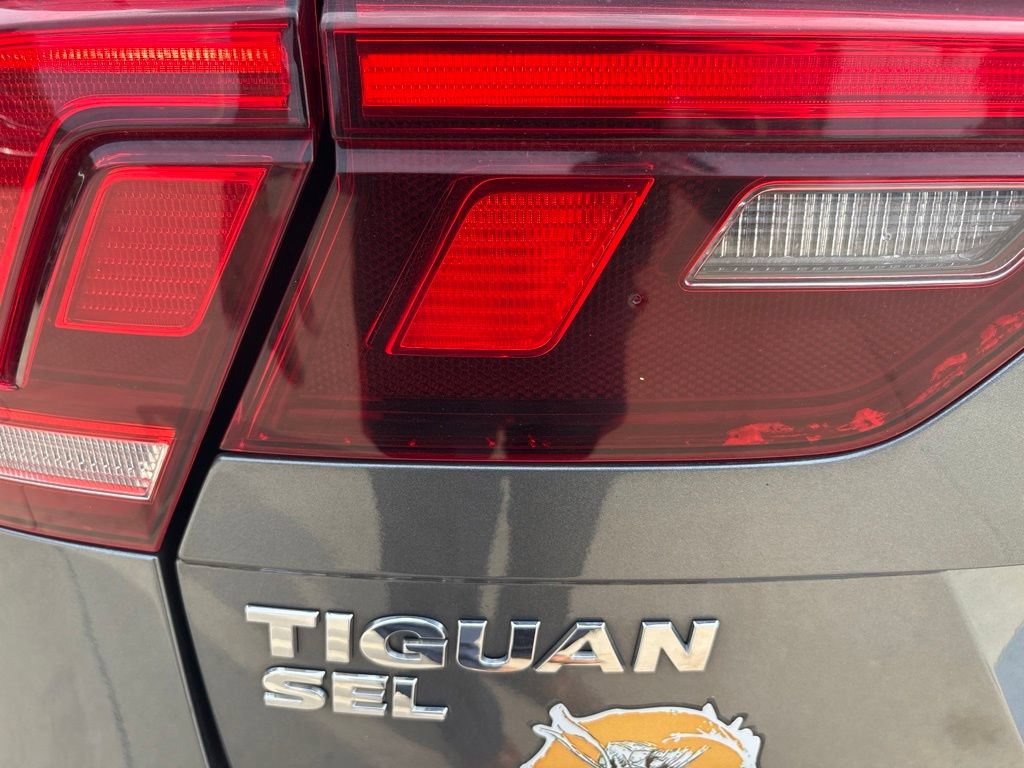 Used 2018 Volkswagen Tiguan SEL Premium w/ R-Line Package FWD image 23