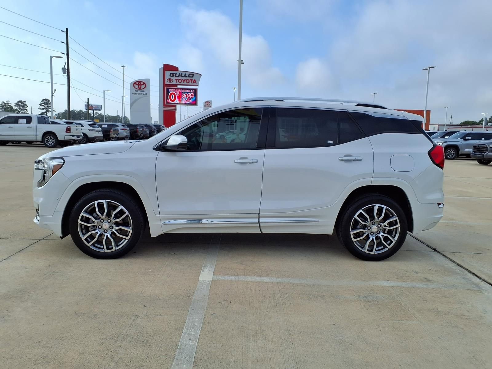 Used 2024 GMC Terrain Denali w/ Denali Premium Package AWD/4WD image 9