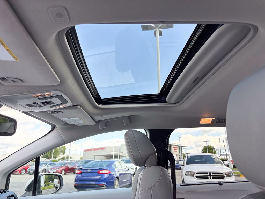 Used 2026 Toyota Sienna XLE FWD image 16