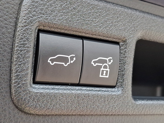 Used 2023 Toyota Venza LE AWD/4WD image 29