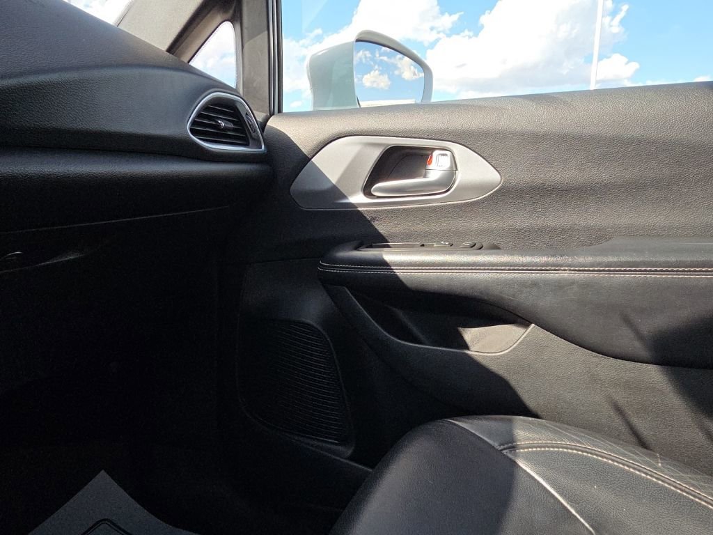 Used 2018 Chrysler Pacifica Touring-L w/ Premium Audio Group image 19