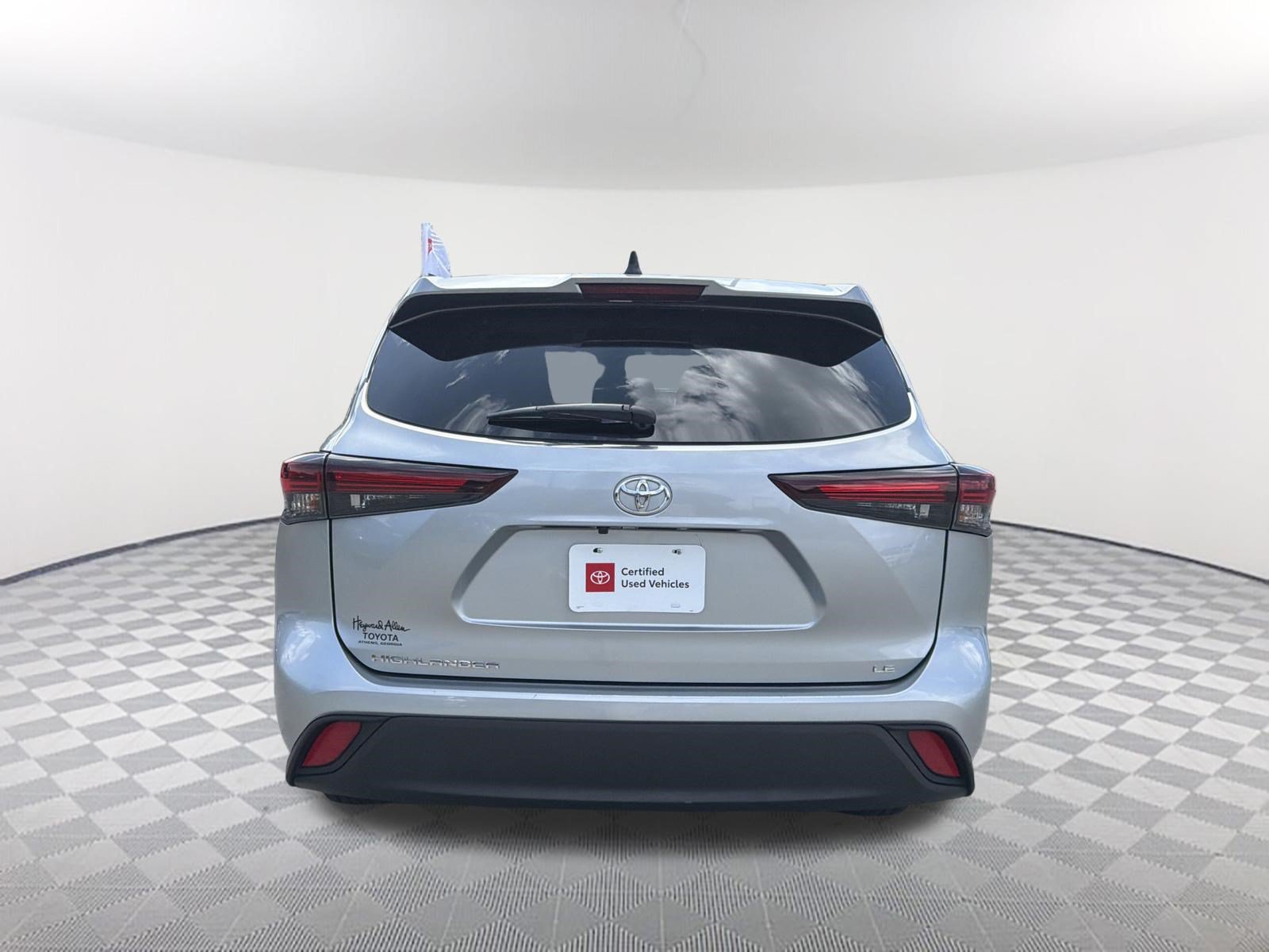 Certified 2025 Toyota Highlander LE FWD image 14