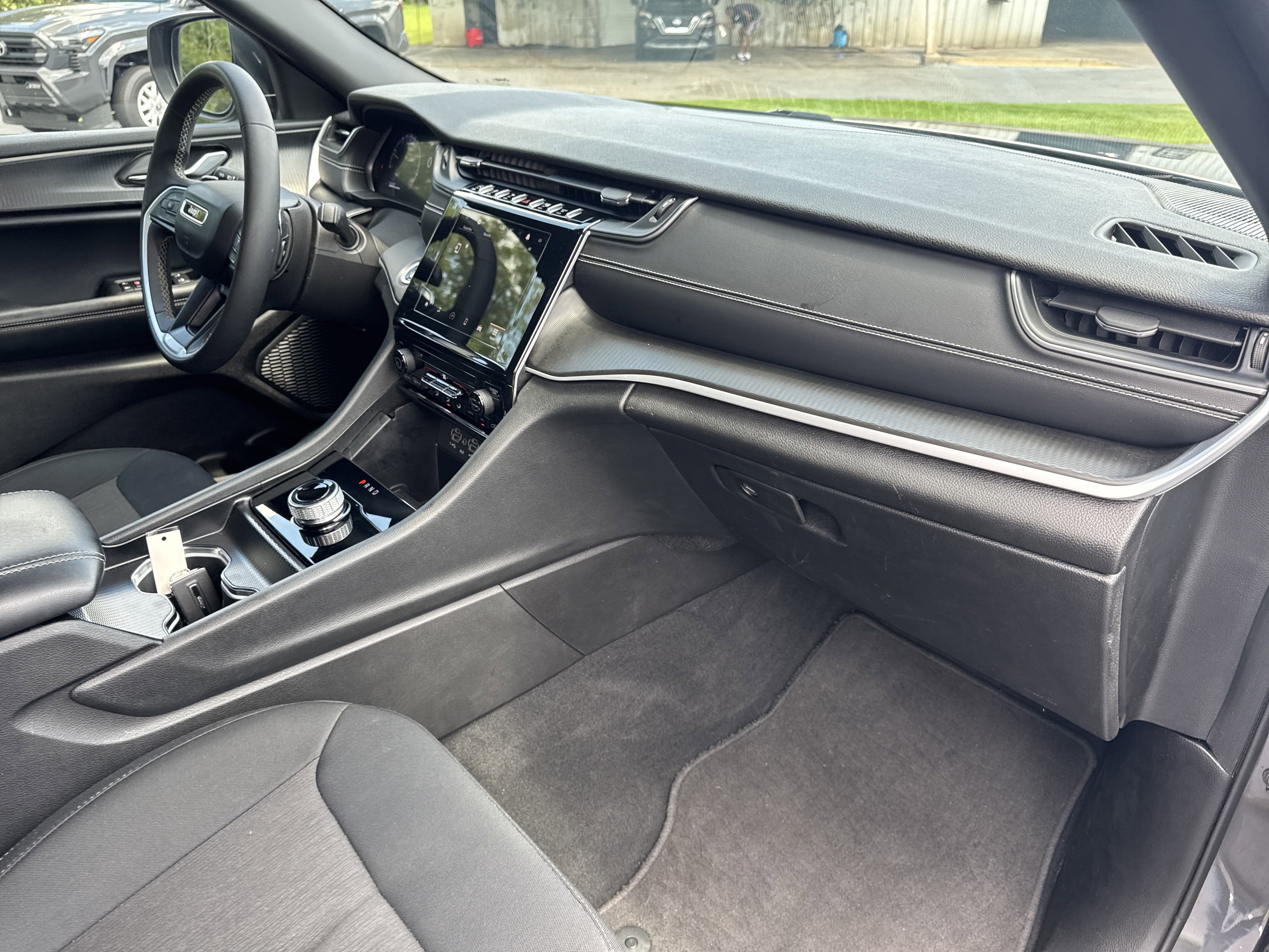 Used 2024 Jeep Grand Cherokee Laredo image 33