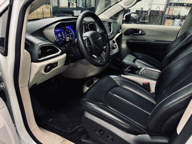 Used 2024 Chrysler Pacifica Touring-L FWD image 19