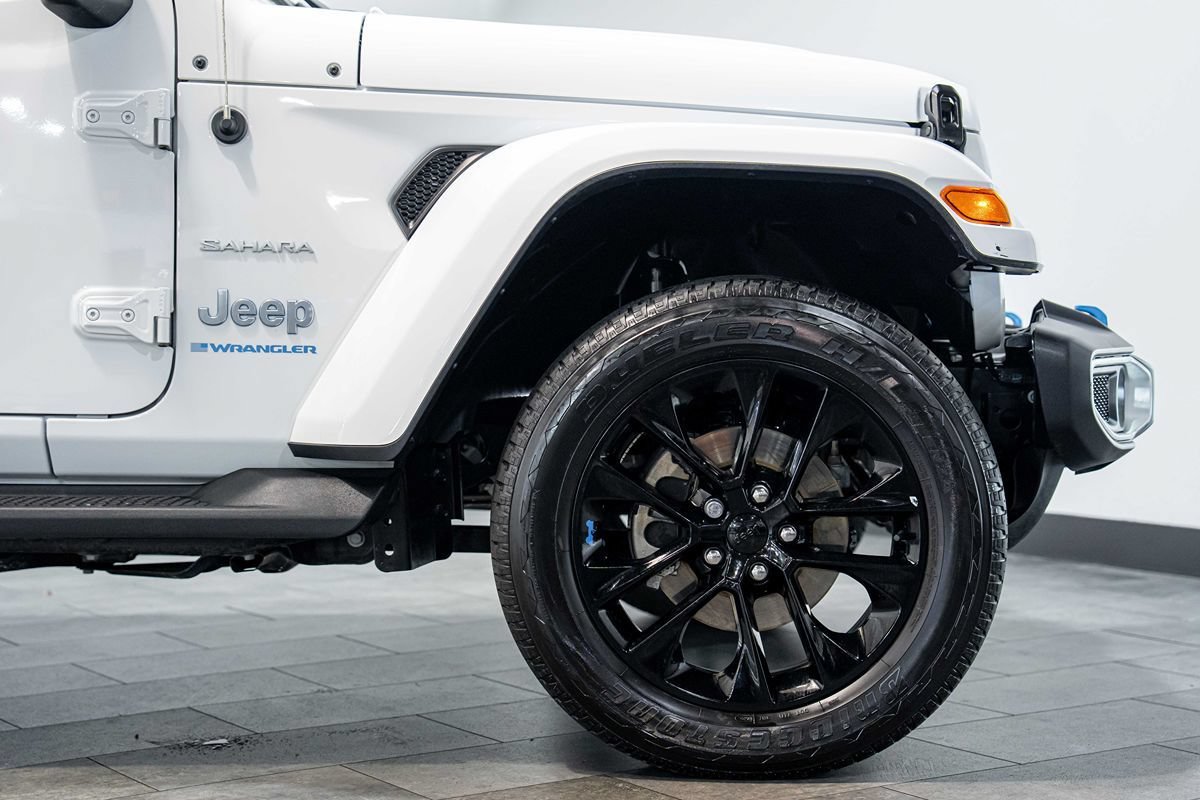 Used 2023 Jeep Wrangler Unlimited Sahara w/ Cold Weather Group AWD/4WD image 9