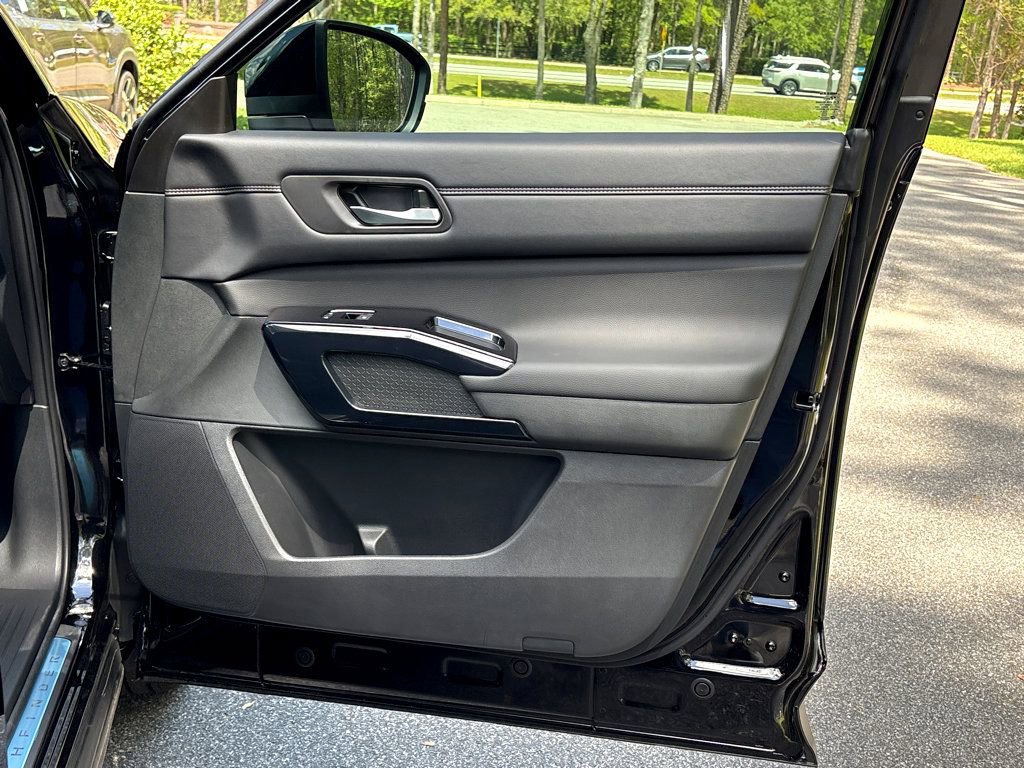 New 2026 Nissan Pathfinder Platinum FWD image 11