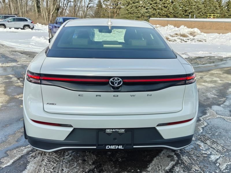 Used 2023 Toyota Crown XLE image 7