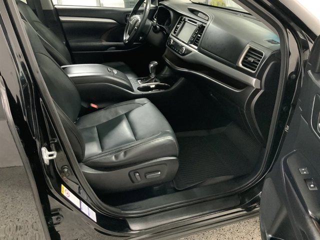 Used 2017 Toyota Highlander XLE AWD/4WD image 24