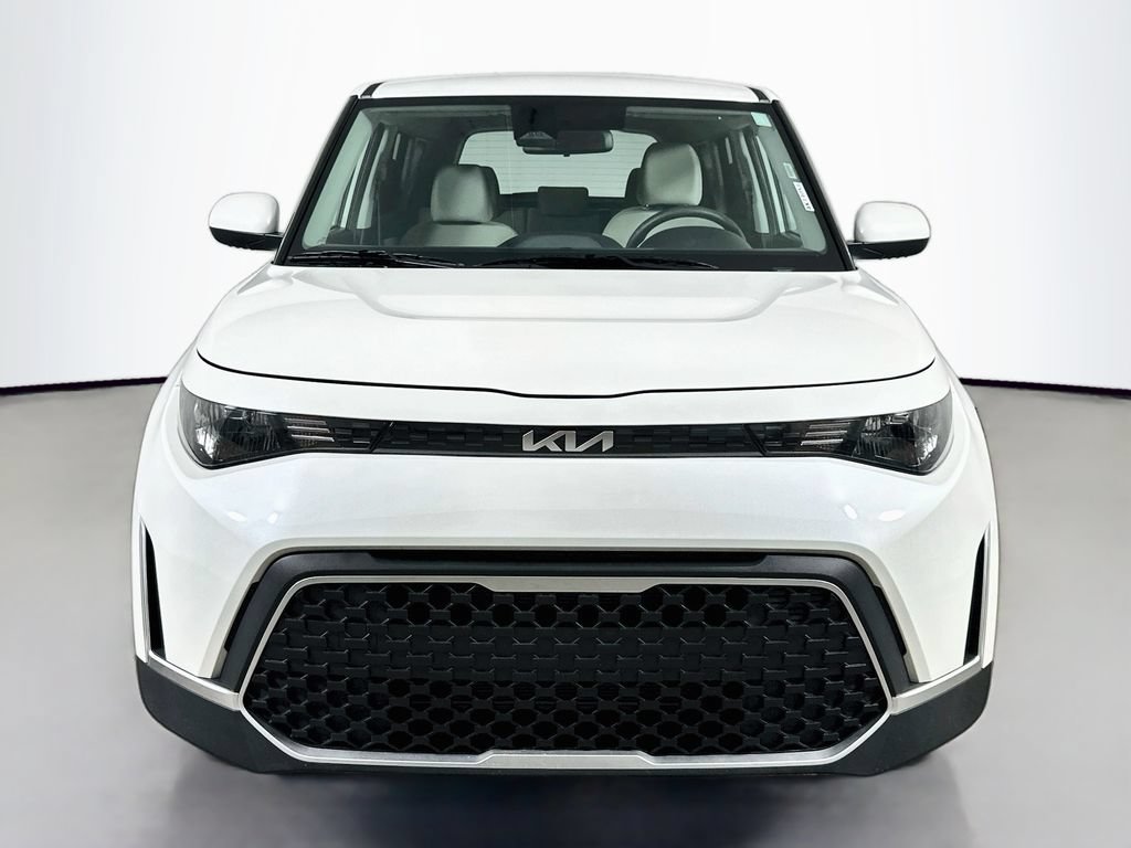 Used 2025 Kia Soul LX w/ LX Technology Package FWD image 2
