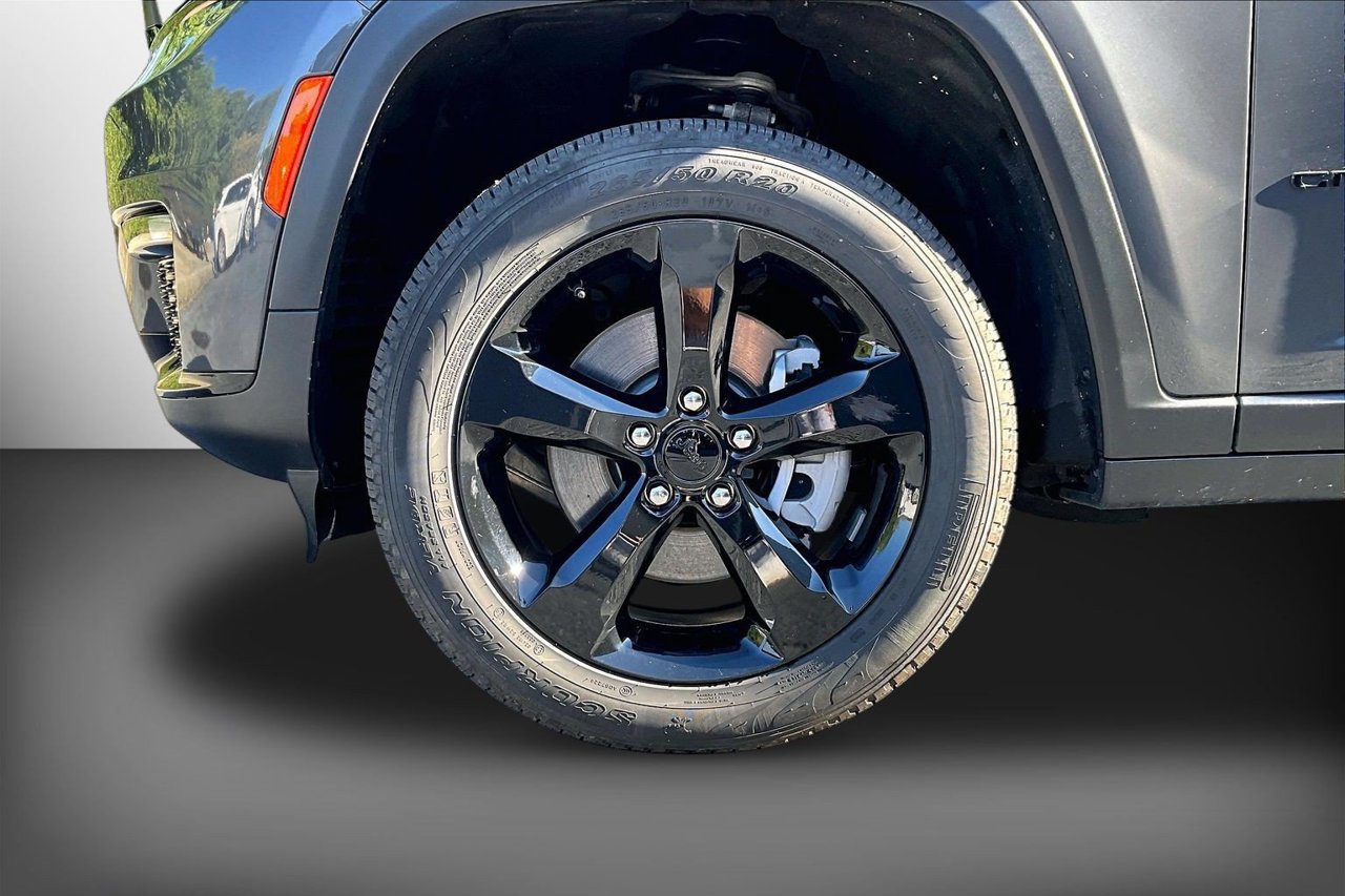 Used 2025 Jeep Grand Cherokee L Limited w/ Black Appearance Package AWD/4WD image 30