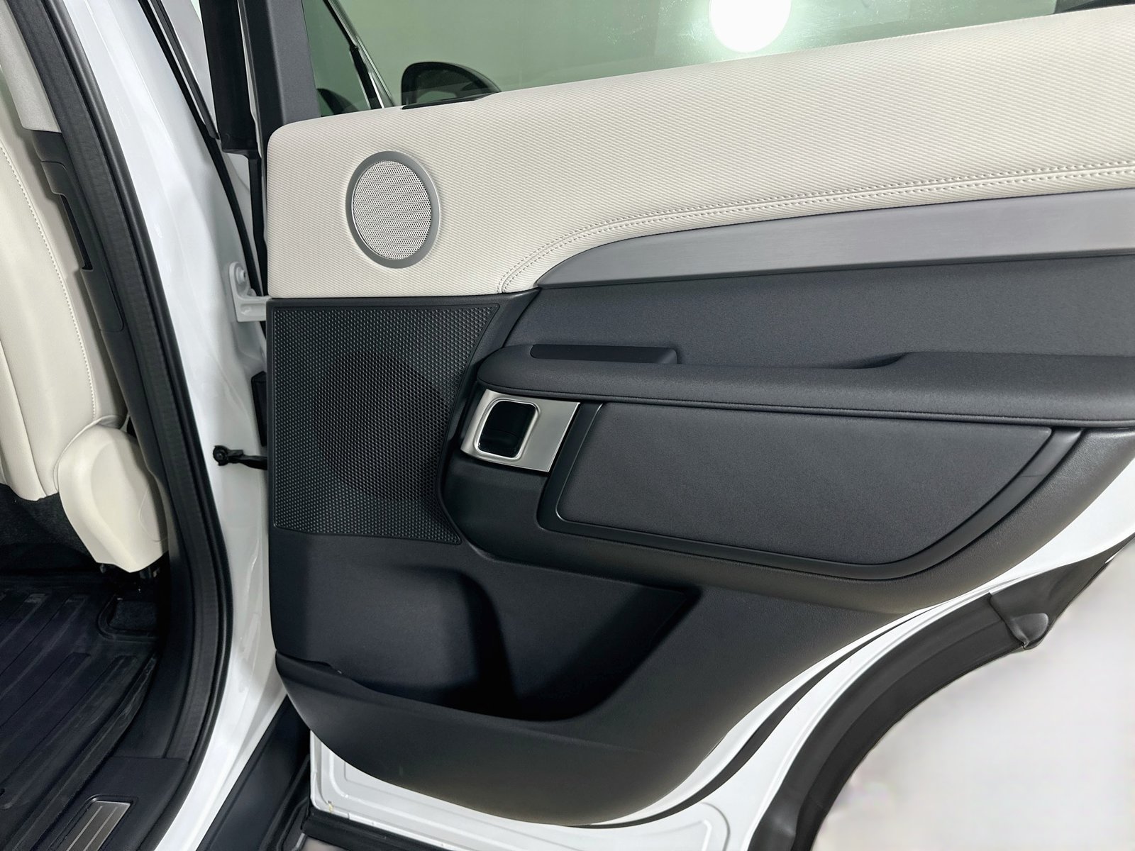 New 2026 Land Rover Discovery Limited Edition AWD/4WD image 43