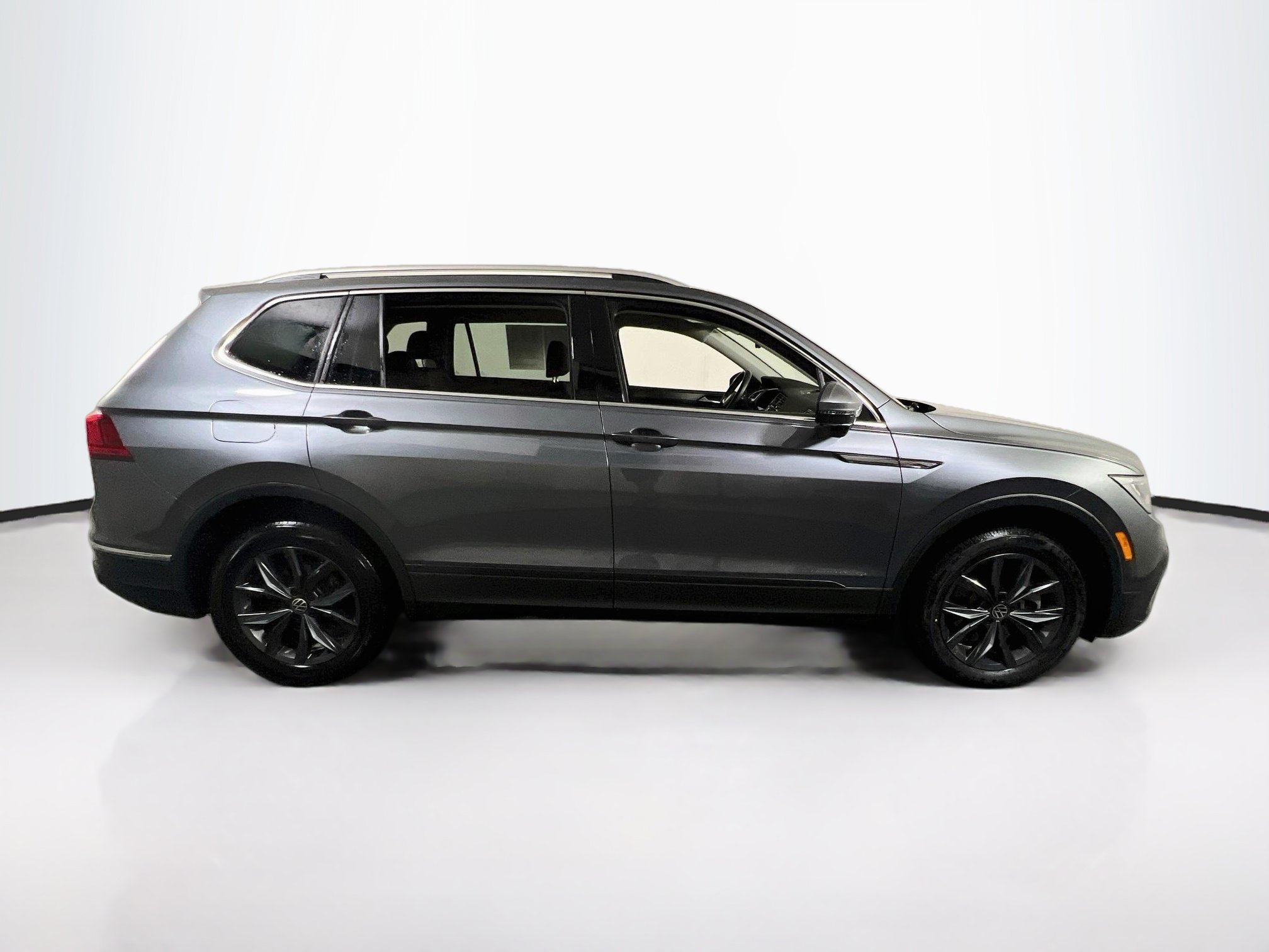 Used 2023 Volkswagen Tiguan SE AWD/4WD image 4