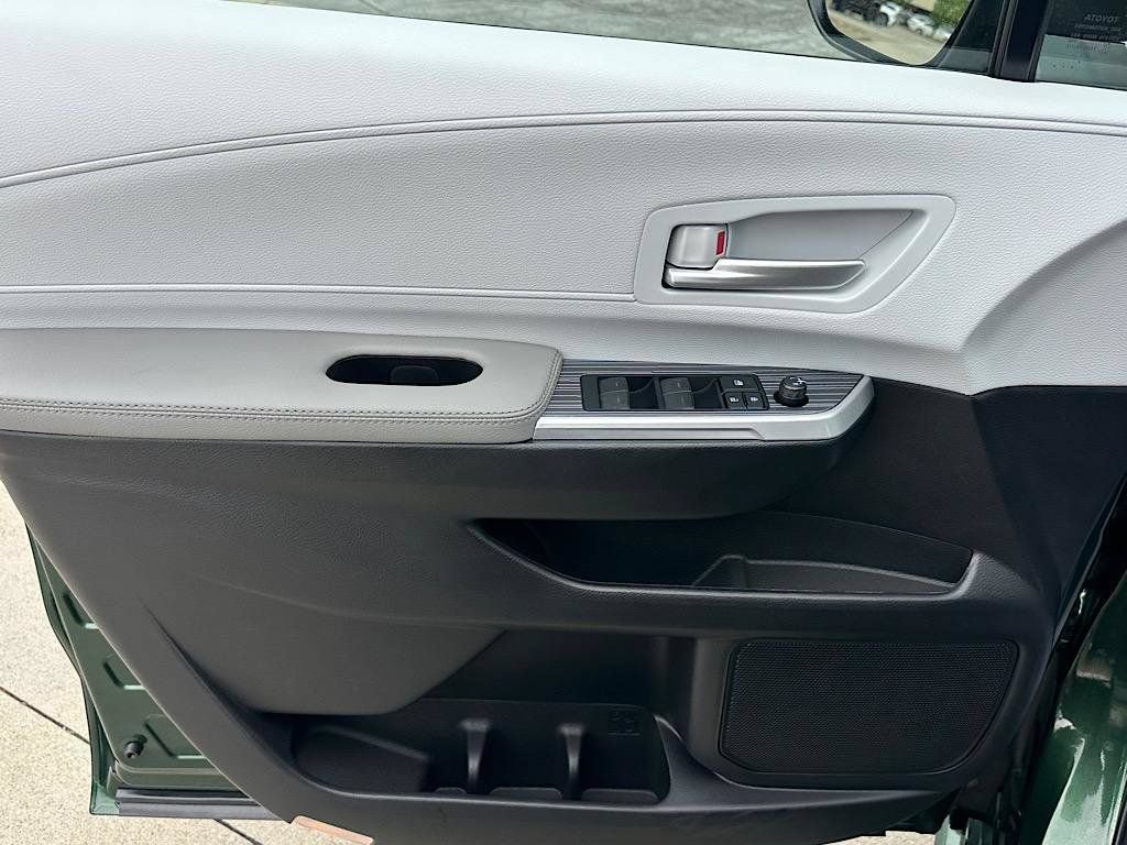 New 2026 Toyota Sienna XLE AWD/4WD image 4