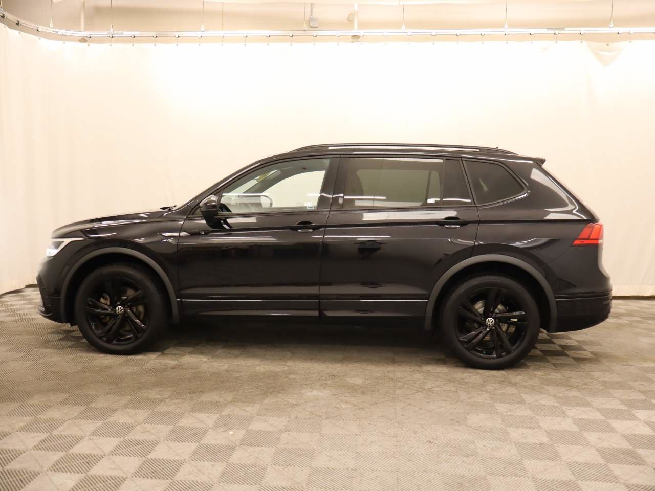 Used 2023 Volkswagen Tiguan SE R-Line AWD/4WD image 2