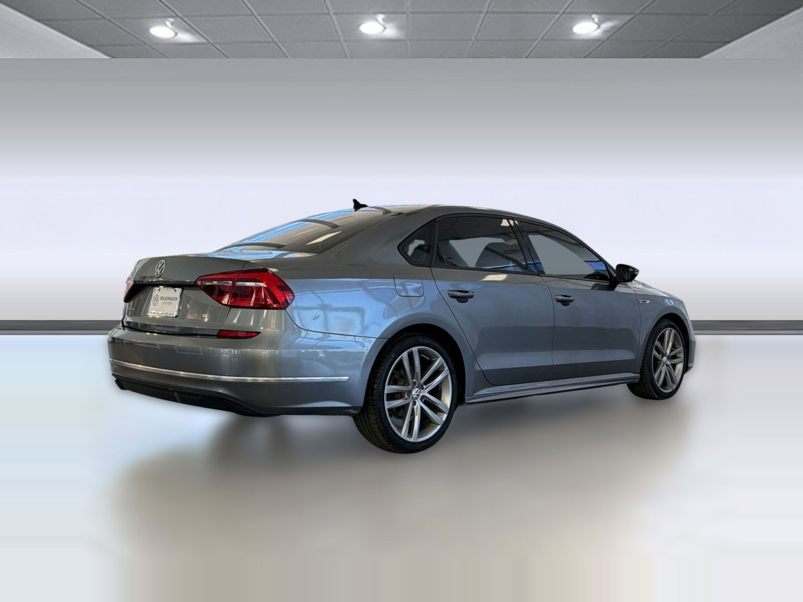 Used 2018 Volkswagen Passat 2.0T R-Line image 9