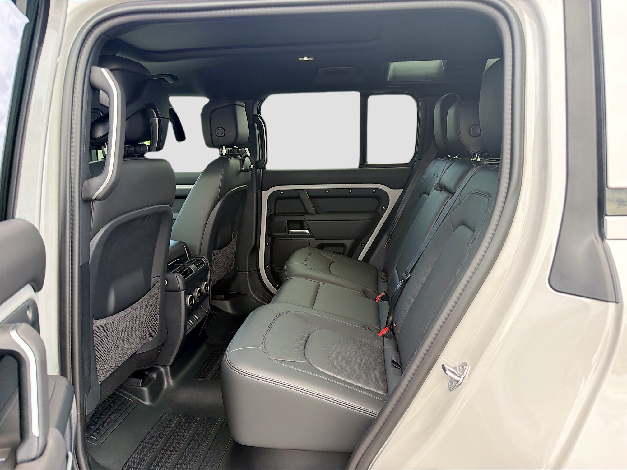 New 2026 Land Rover Defender 110 X-Dynamic SE AWD/4WD image 21