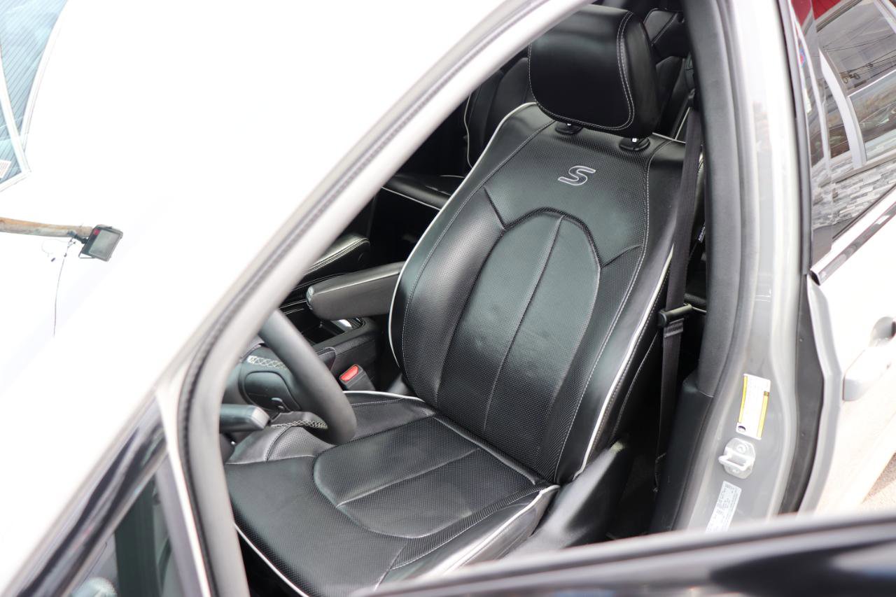 Used 2025 Chrysler Pacifica Limited image 11