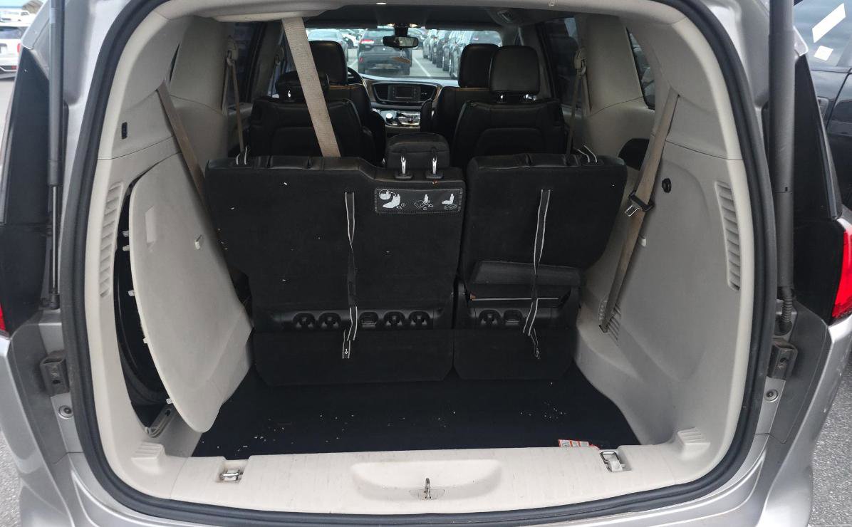 Used 2017 Chrysler Pacifica Touring-L FWD image 14