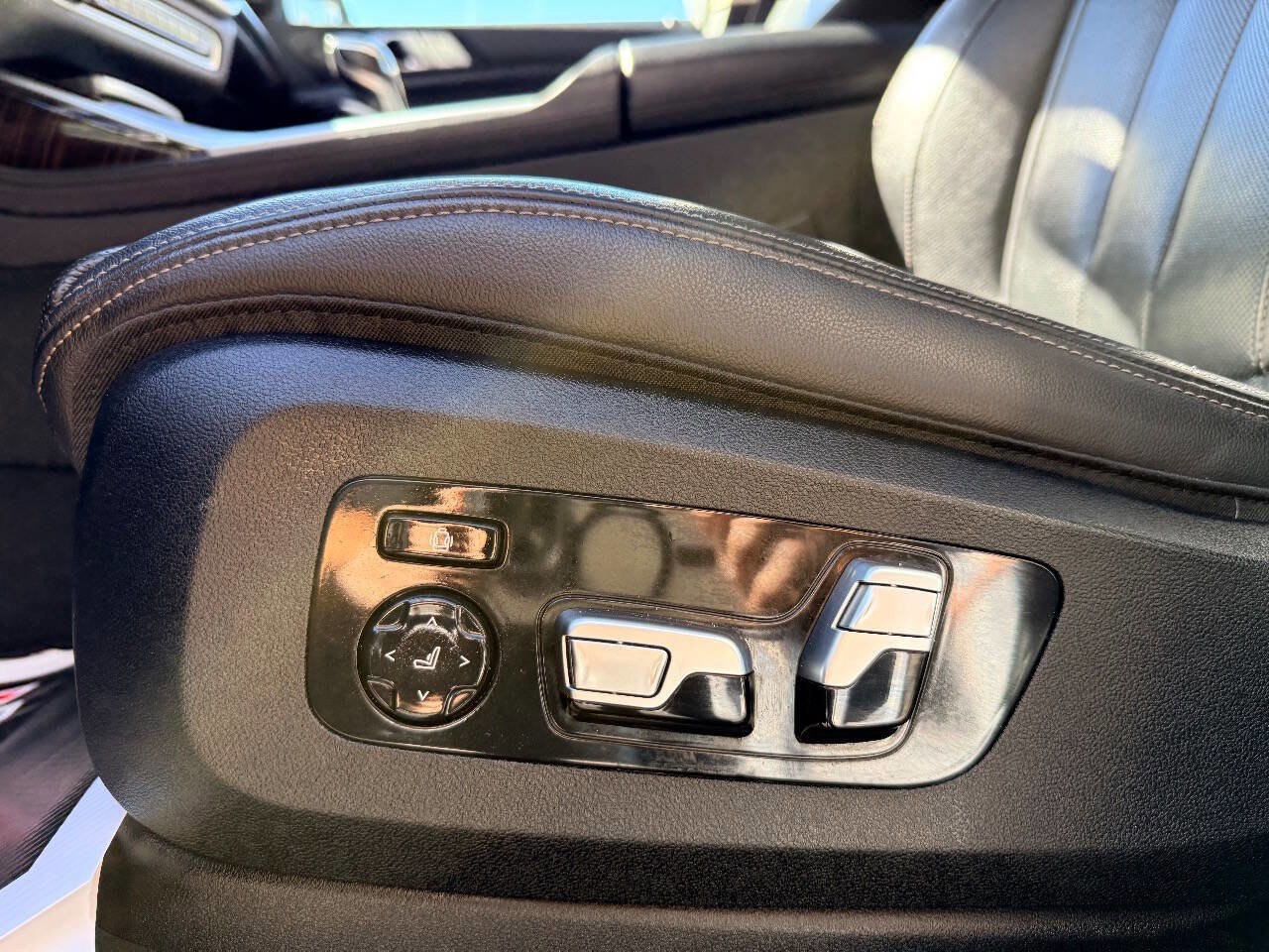 Used 2020 BMW X7 xDrive40i w/ Luxury Seating Package image 17