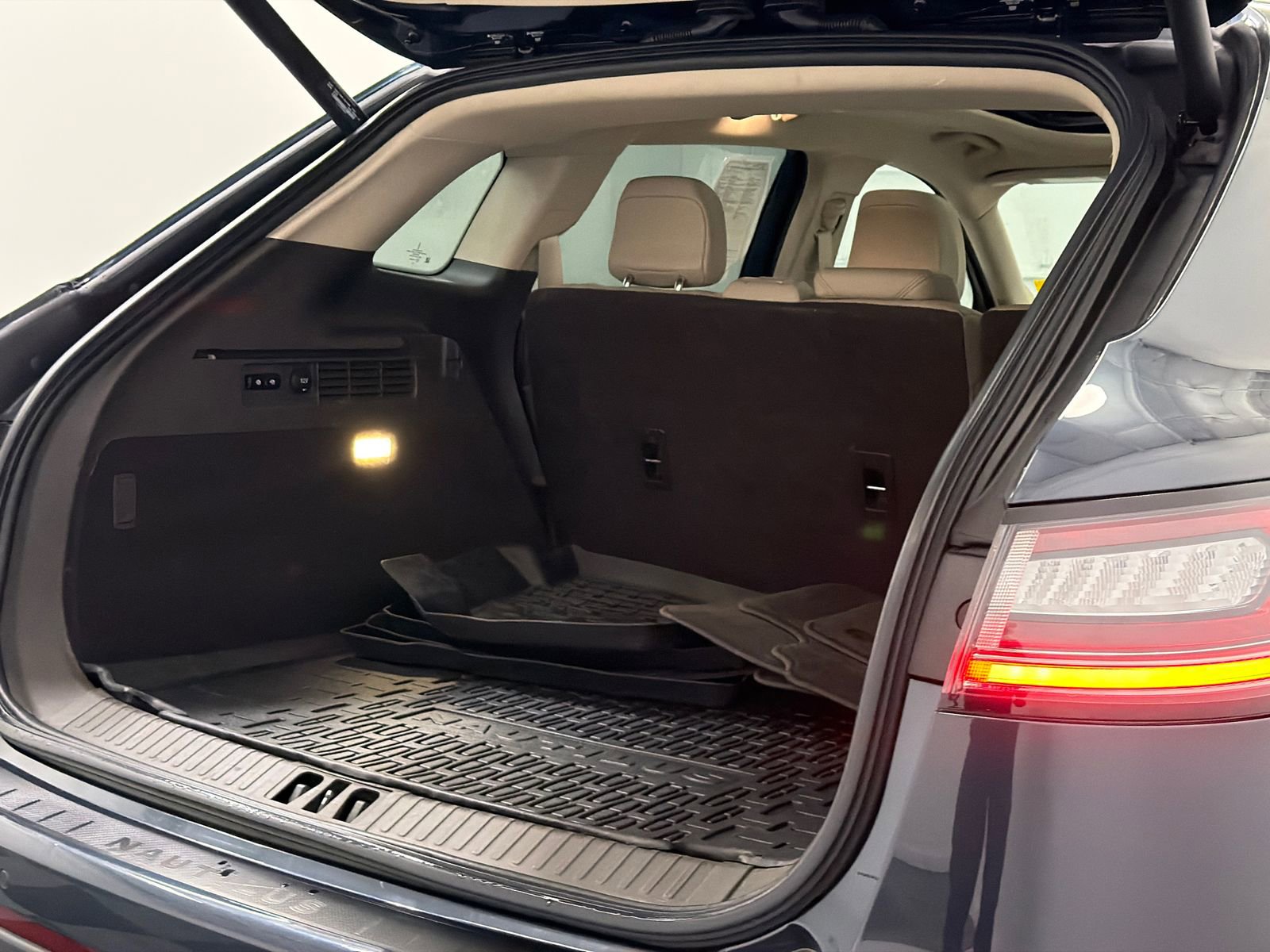 Used 2022 Lincoln Nautilus Reserve image 7