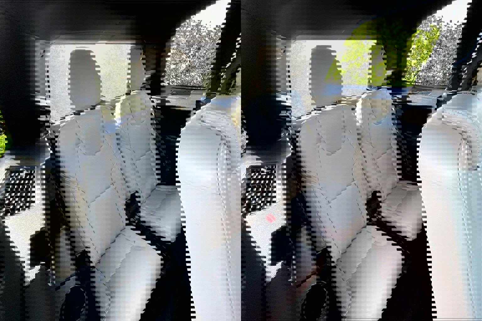 Used 2022 Volvo XC90 T8 R-Design w/ Advanced Package image 28