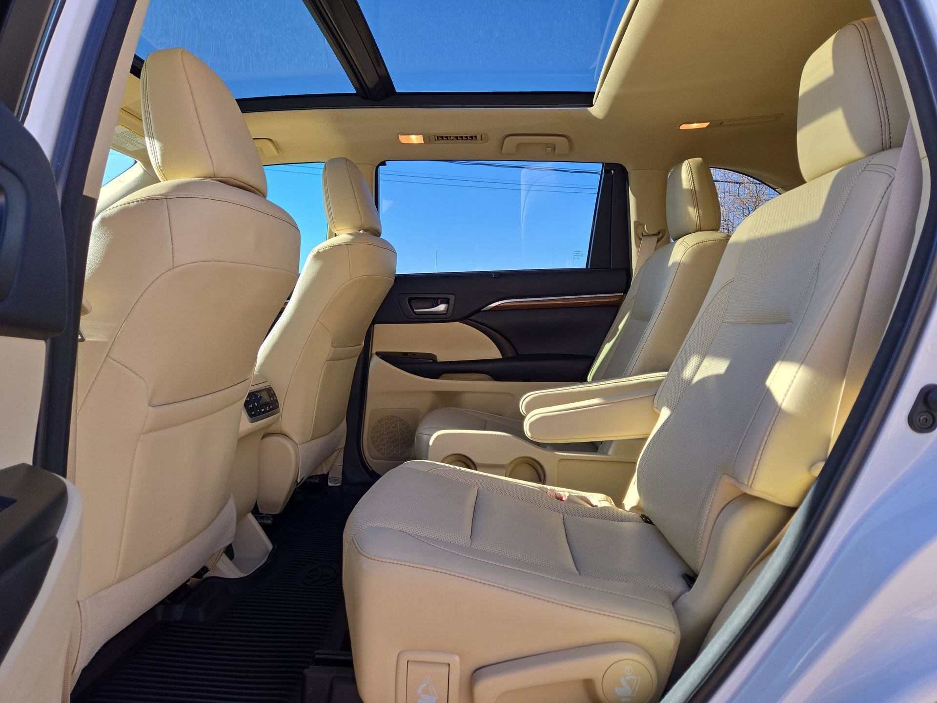 Used 2018 Toyota Highlander Limited Platinum w/ Carpet Mat Package (TMS) image 13