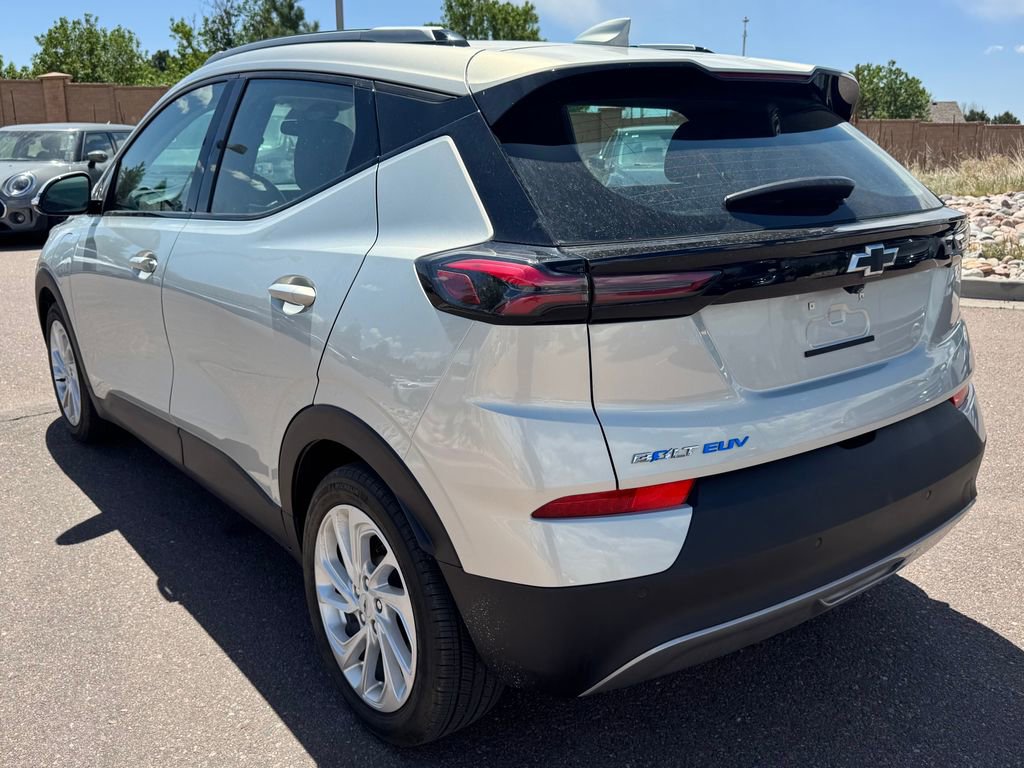 Used 2022 Chevrolet Bolt EUV LT w/ Comfort Package FWD image 4