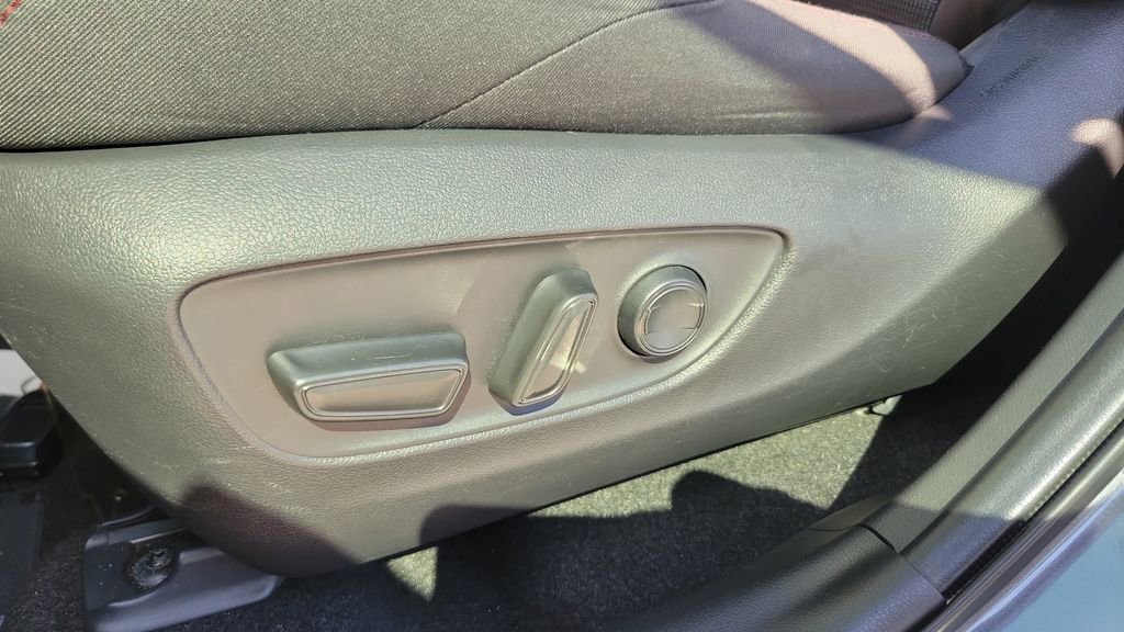 Used 2022 Toyota RAV4 SE w/ Weather & Moonroof Package AWD/4WD image 16