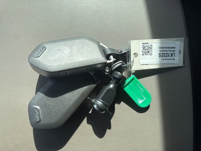 Used 2025 Kia Carnival EX FWD image 21