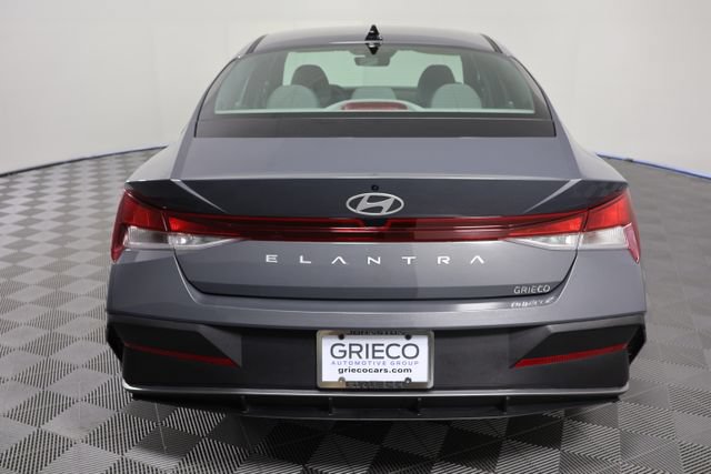Certified 2024 Hyundai Elantra SE FWD image 7