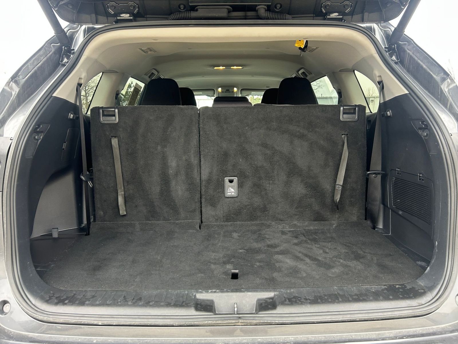 Used 2025 Toyota Highlander LE image 34