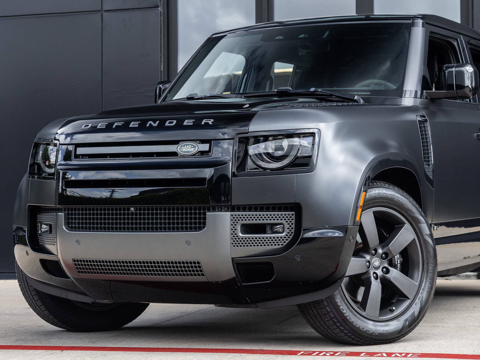 Used 2023 Land Rover Defender 110 V8 AWD/4WD image 3