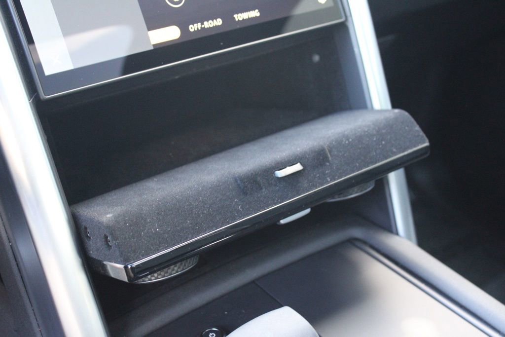 Certified 2025 Land Rover Discovery Dynamic SE image 30