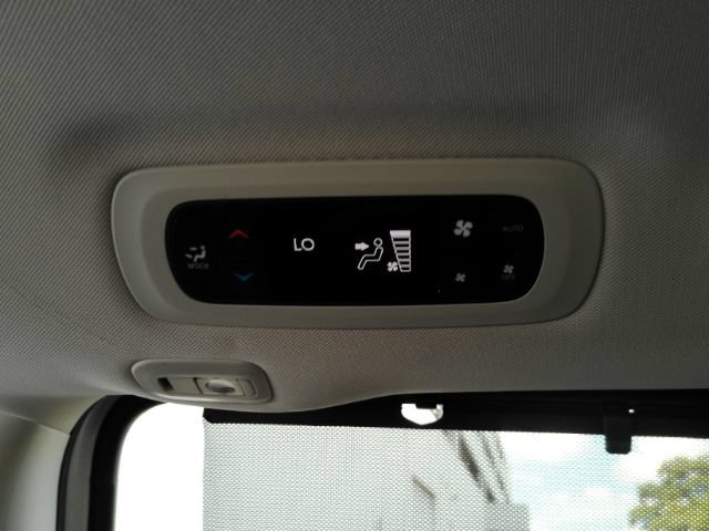 Used 2023 Chrysler Pacifica Limited FWD image 35