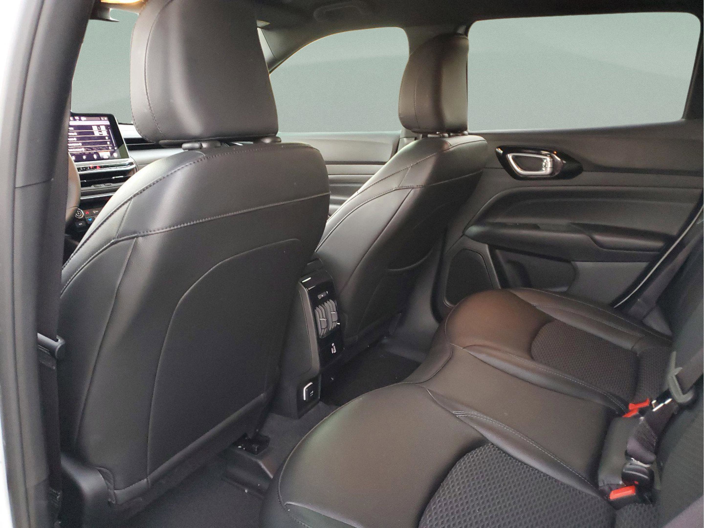 Certified 2025 Jeep Compass Latitude w/ Convenience Group image 9