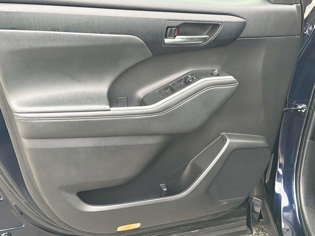 Used 2023 Toyota Highlander XSE image 25