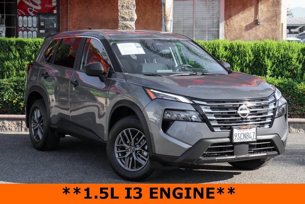 Used 2025 Nissan Rogue S image 2