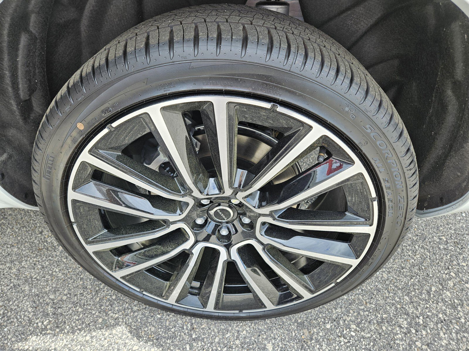 New 2026 Volvo XC90 B6 Plus w/ Protection Package Premier AWD/4WD image 11