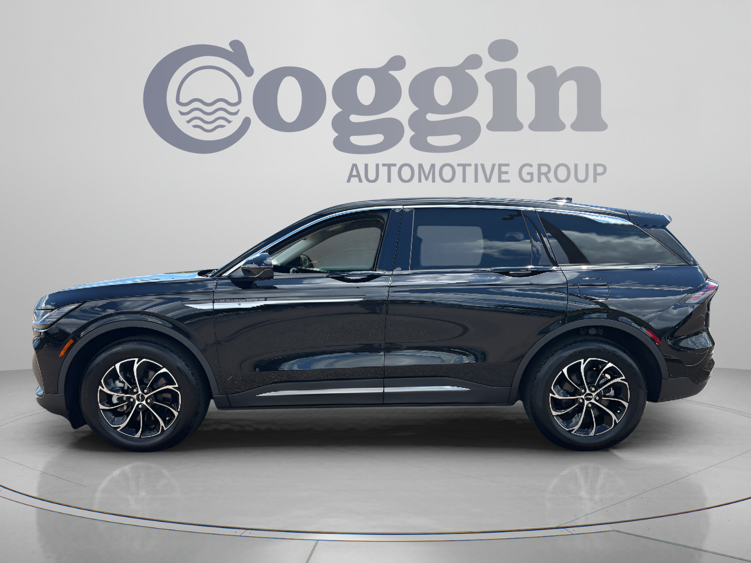 Used 2025 Lincoln Nautilus Premier AWD/4WD image 5
