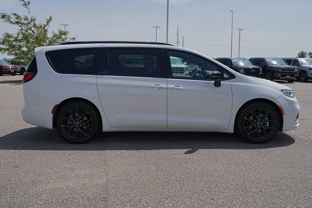 Used 2025 Chrysler Pacifica Limited FWD image 5