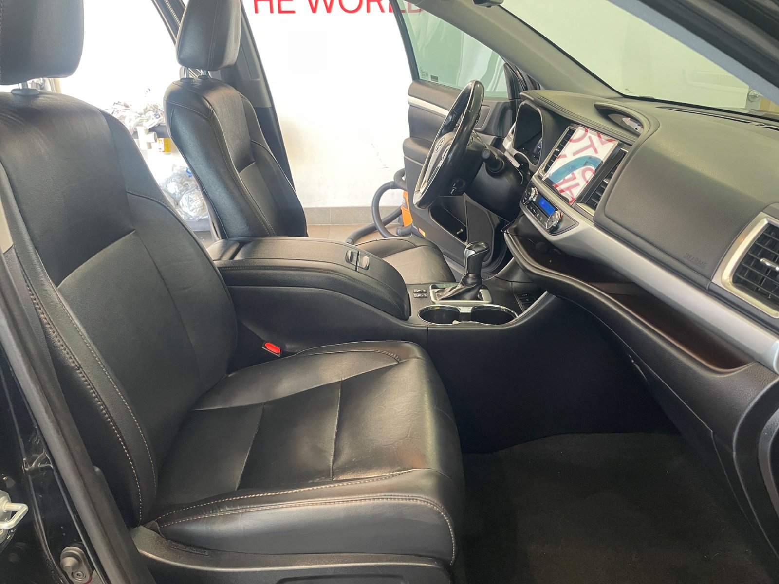 Used 2019 Toyota Highlander XLE FWD image 19