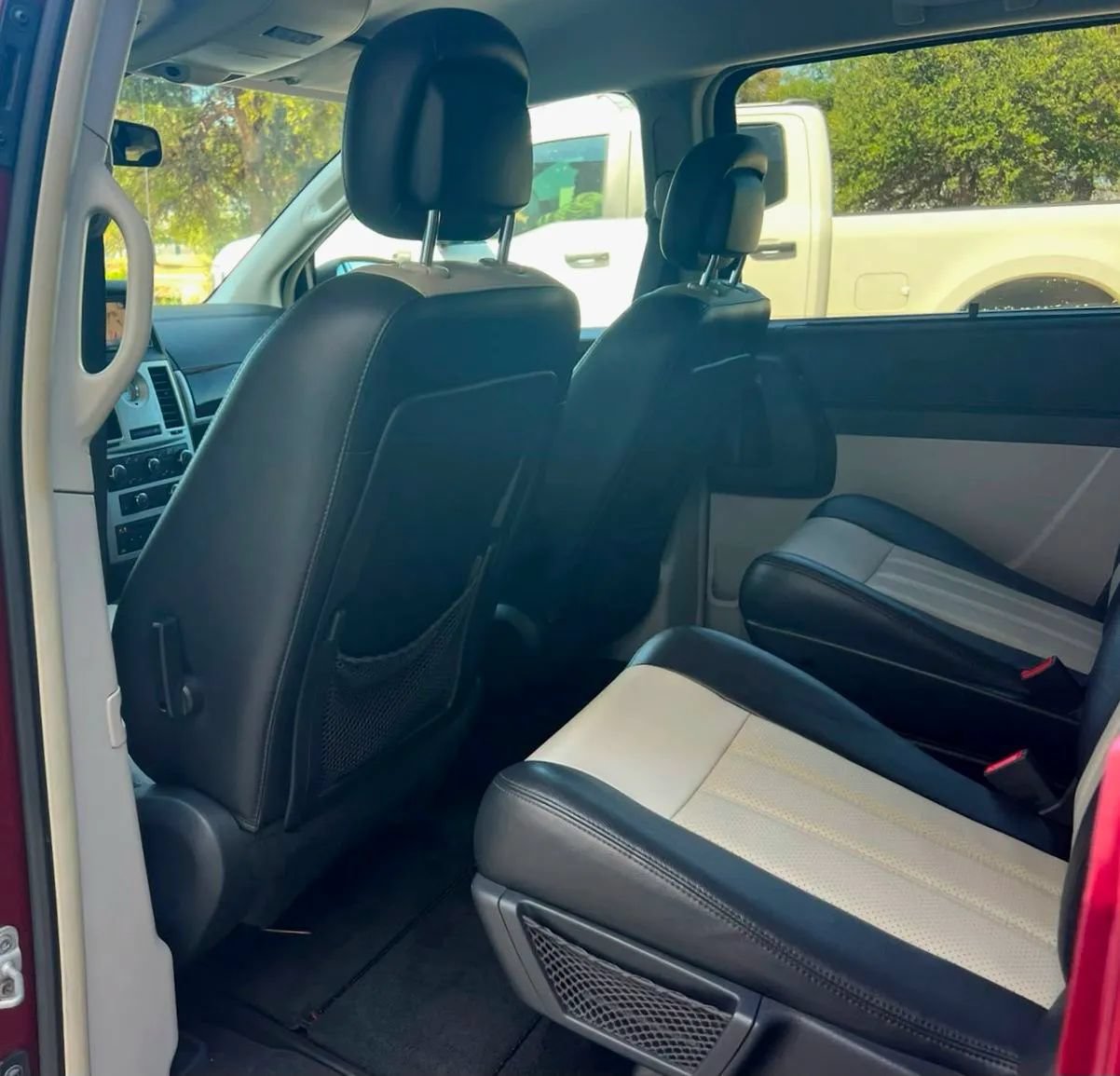 Used 2010 Chrysler Town & Country Touring Plus w/ Safetytec Group FWD image 43